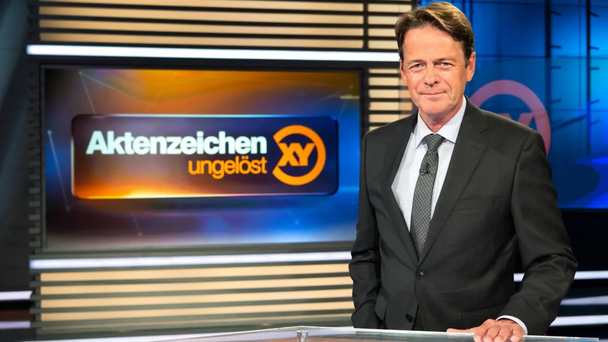ARCHIV - 05.02.2019, Bayern, Grünwald: ZDF-Moderator Rudi Cerne im Studio der Sendung «Aktenzeichen XY ... ungelöst». (zu dpa: «Cold Case aus Region Trier bei «Aktenzeichen XY»») Foto: Sina Schuldt/dpa +++ dpa-Bildfunk +++