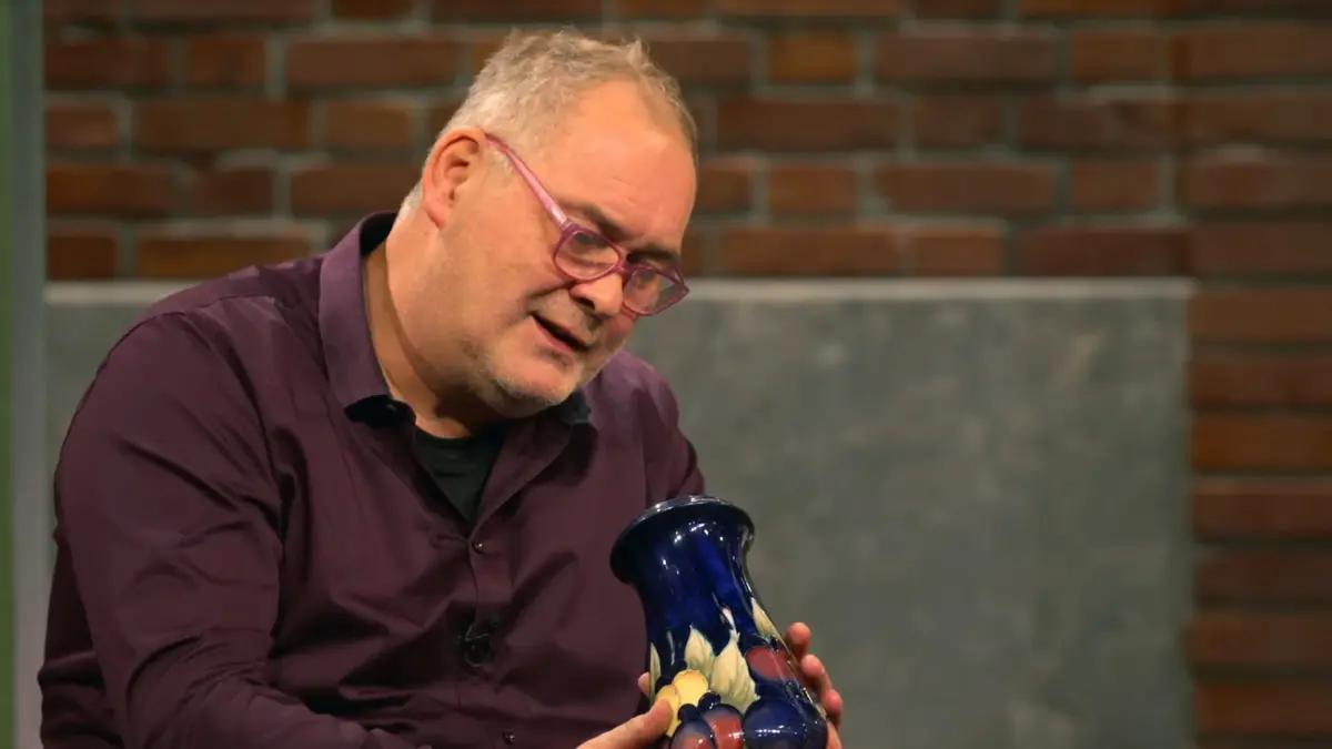 Waldi versucht zu entziffern, was auf der Vase steht.