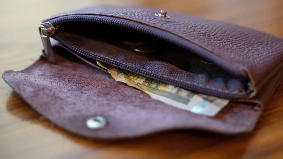 Eine 32-Jährige gibt eine gefundene Geldbörse bei der Polizei ab, kurze Zeit später verliert sie selbst ihr Portemonnaie.
