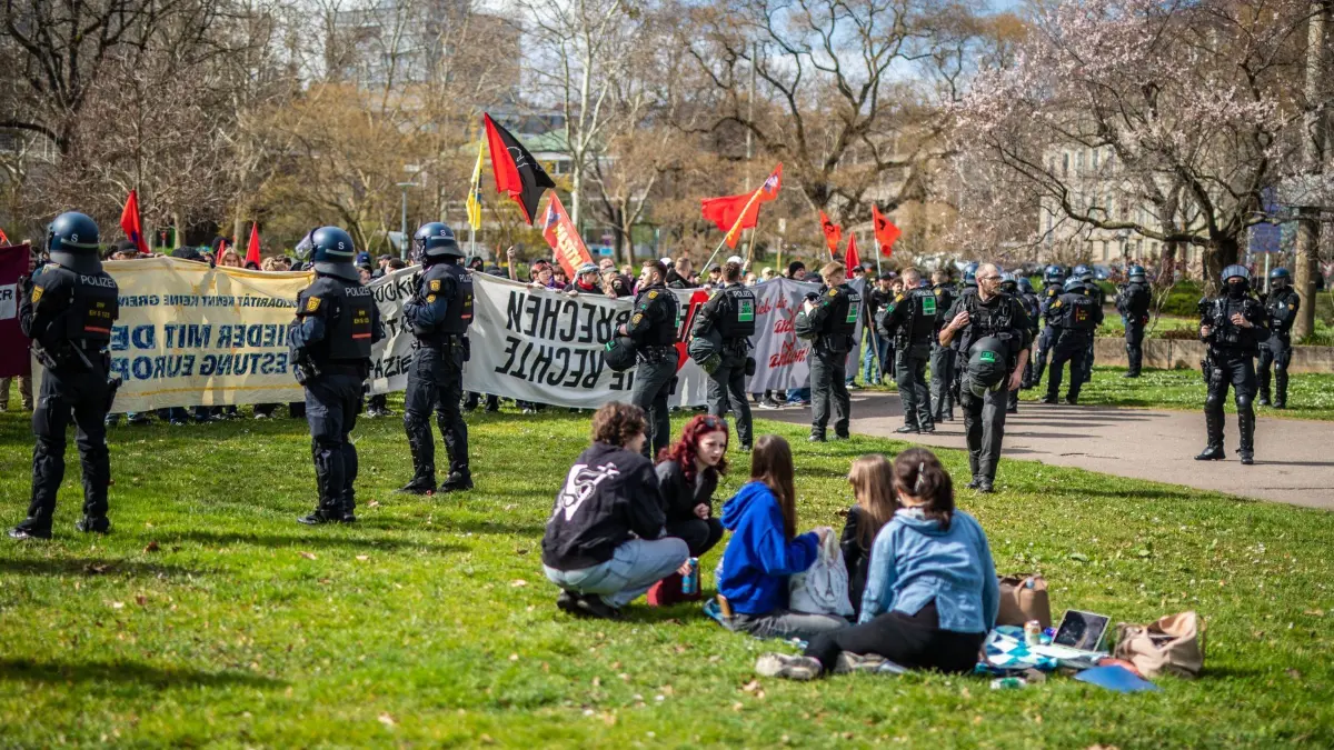 Bundesweit Demos „Gemeinsam für Deutschland!“ - Stuttgart: 22.03.2024, Baden-Württemberg, Stuttgart: Teilnehmer einer Gegendemonstration beim bundesweiten Protest "Gemeinsam für Deutschland" werden von Polizisten begleitet. Die Demonstranten wollen unter anderem für flächendeckende Grenzkontrollen, für die Wahrung der Meinungsfreiheit und gegen weitere Militärhilfen für die Ukraine auf die Straße gehen. Zu der Protestaktion gibt es auch eine Gegendemonstration aus dem linken Spektrum. Foto: Christoph Schmidt/dpa +++ dpa-Bildfunk +++