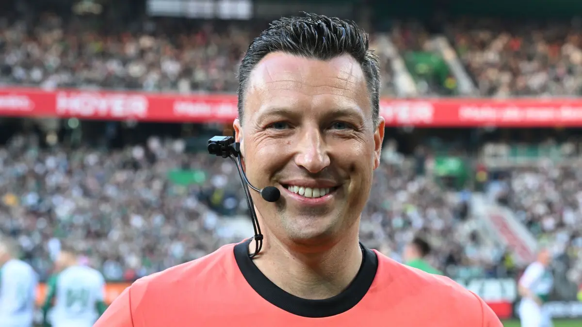 Fußball: Abschiedsspiel von Werder Bremen für Diego: 22.03.2025, Bremen: Fußball: Abschiedsspiel von Werder Bremen für Diego im Weserstadion. Schiedsrichter Sven Jablonski ist mit einer Kamera am Ohr während des Spiels unterwegs. (zu dpa «Komplett anders»: TV-Innovation bei Diegos Abschiedsspiel») Foto: Carmen Jaspersen/dpa +++ dpa-Bildfunk +++