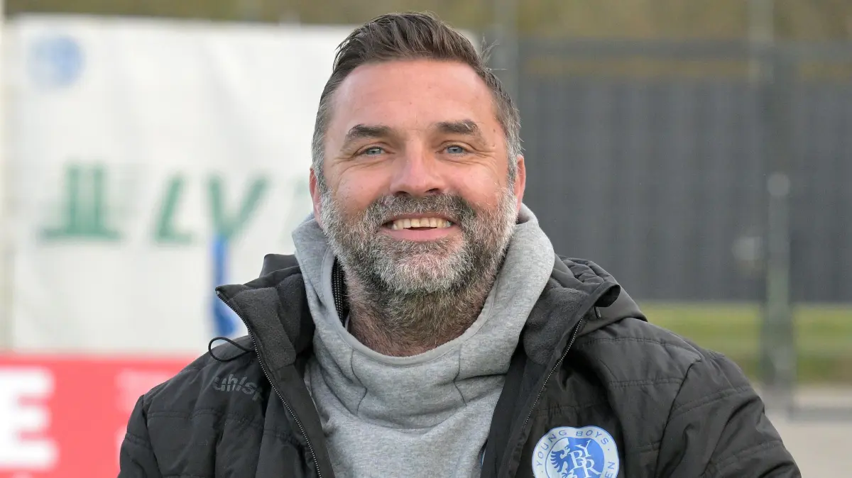 Fussball VL | Young Boys Reutlingen vs. SSV Ehingen-Sued: Fussball VL | Young Boys Reutlingen (weiss) vs. SSV Ehingen-Sued (blau) // 2025-03-23 // Foto: Joachim Baur // Trainer Volker Grimminger (Young Boys Reutlingen)