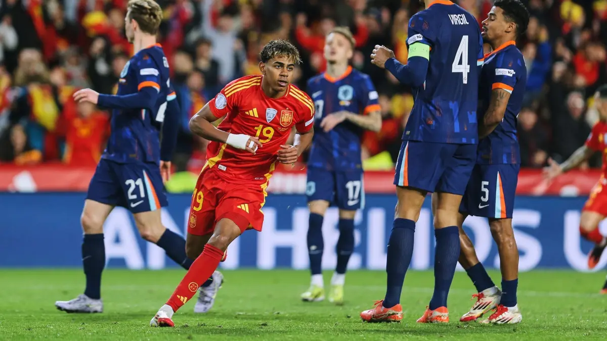 Spanien - Niederlande: 23.03.2025, Spanien, Valencia: Fußball: Nations League A, Play-off-Runde, Viertelfinale, Rückspiele, Spanien - Niederlande. Der spanische Nationalspieler Lamine Yamal jubelt über seinen Treffer zum 3:2. Foto: Alberto Saiz/AP/dpa +++ dpa-Bildfunk +++