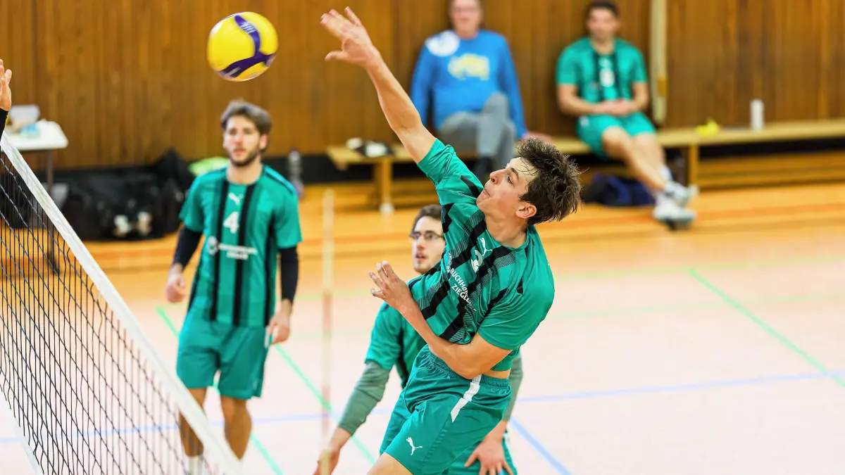 Volleyball Bezirksliga: Volleyball Bezirksliga; TG Geislingen - SG MADS Ostalb II;
Leonard Recknagel (TG Geislingen, #3);
23.03.2025; Daniel-Straub-Realschule, Geislingen.
Foto: Thomas Madel