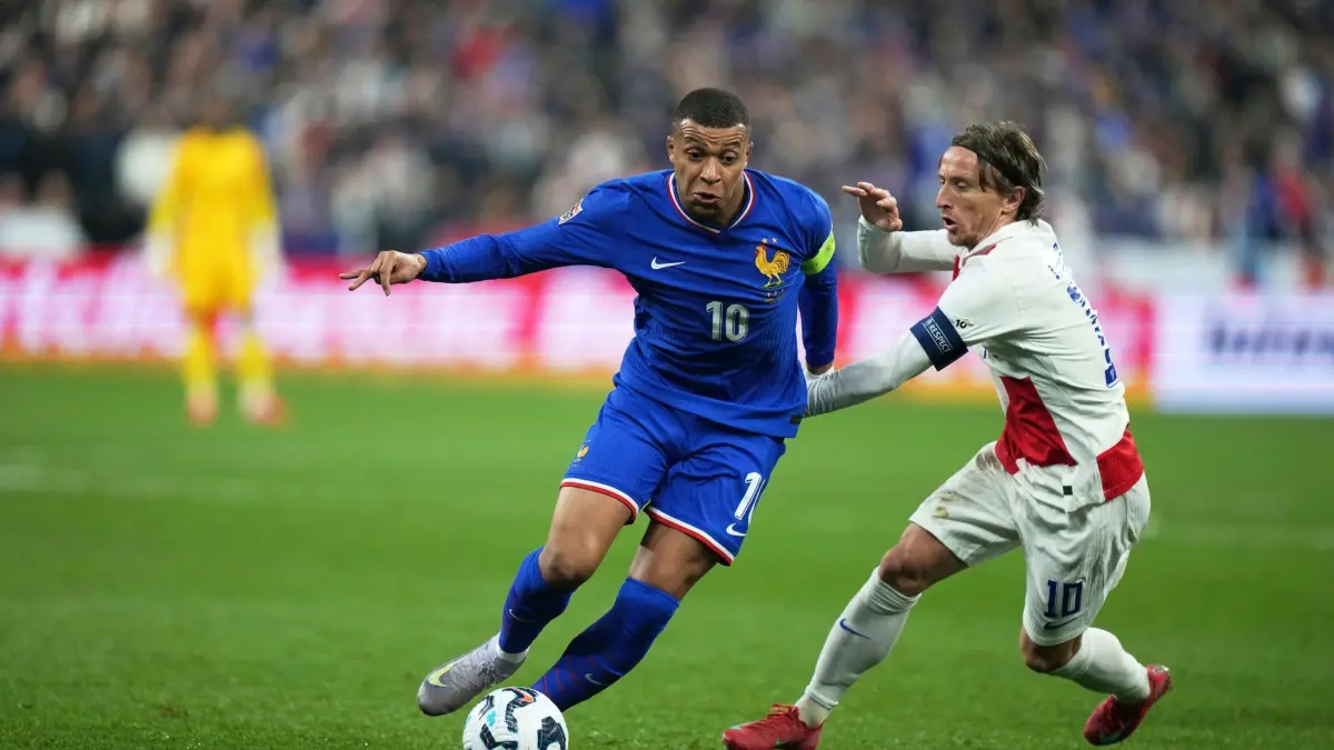 Frankreich - Kroatien: 24.03.2025, Frankreich, Saint-Denis: Fußball: Nations League A, Play-off-Runde, Viertelfinale, Rückspiele, Frankreich - Kroatien. Frankreichs Kylian Mbappe (l) wird von Kroatiens Luka Modric herausgefordert. Foto: Thibault Camus/AP/dpa +++ dpa-Bildfunk +++