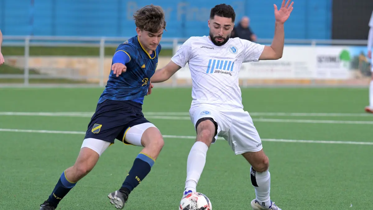 Fussball VL | Young Boys Reutlingen vs. SSV Ehingen-Sued: Fussball VL | Young Boys Reutlingen (weiss) vs. SSV Ehingen-Sued (blau) // 2025-03-23 // Foto: Joachim Baur // #9 Marko Drljo (Young Boys Reutlingen) / #11 Yannik Bochtler (SSV Ehingen-Sued)