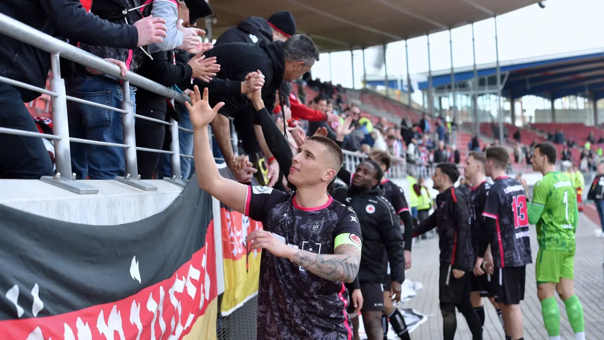 GER, Fussball, Regionalliga Suedwest - KSV Hessen Kassel vs Goeppinger SV, 22.03.2025: Jubel, Freude nach dem Sieg mit den Fans, Zuschauern; Filip Milisic (Goeppinger SV, #28) (vorne),
GER, KSV Hessen Kassel vs 1. Goeppinger SV, Fussball, Regionalliga Suedwest, Saison 2024-2025, 25. Spieltag, 22.03.2025,
Foto: Eibner-Pressefoto, Roland Sippel
