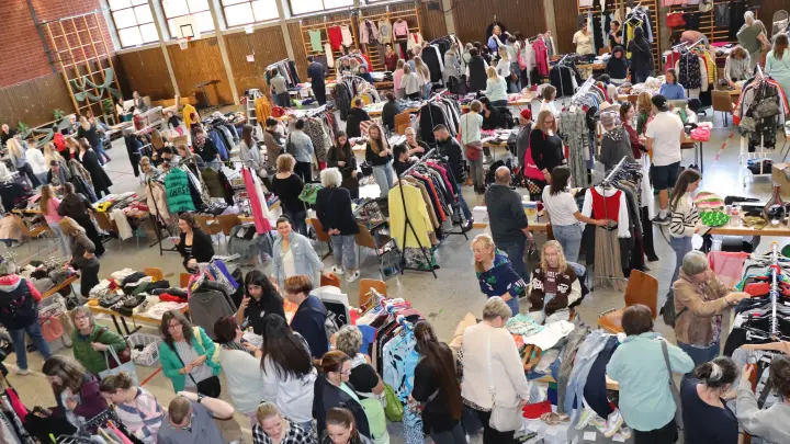 „Weiberkram“ und Kinderbasar: Hier kommen Schnäppchenjäger auf ihre Kosten