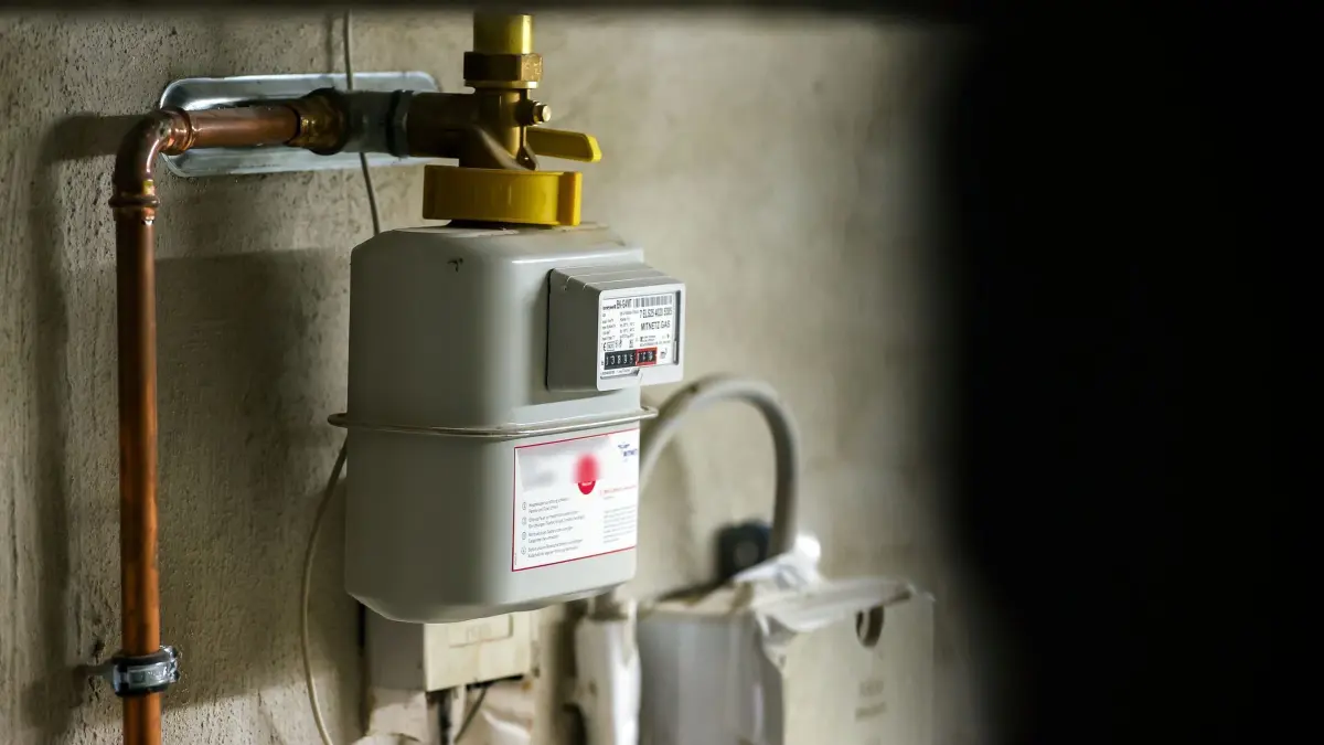 Gaszähler hängt im Keller eines Einfamilienhauses: ARCHIV - Für den Rückbau des Gasanschlusses gibt es drei Möglichkeiten. Die Kosten können aber je nach Betreiber stark variieren. (zu dpa: «Nach Heizungswechsel: Was tun mit dem Gasanschluss?») Foto: Jan Woitas/dpa/dpa-tmn - Honorarfrei nur für Bezieher des dpa-Themendienstes +++ dpa-Themendienst +++