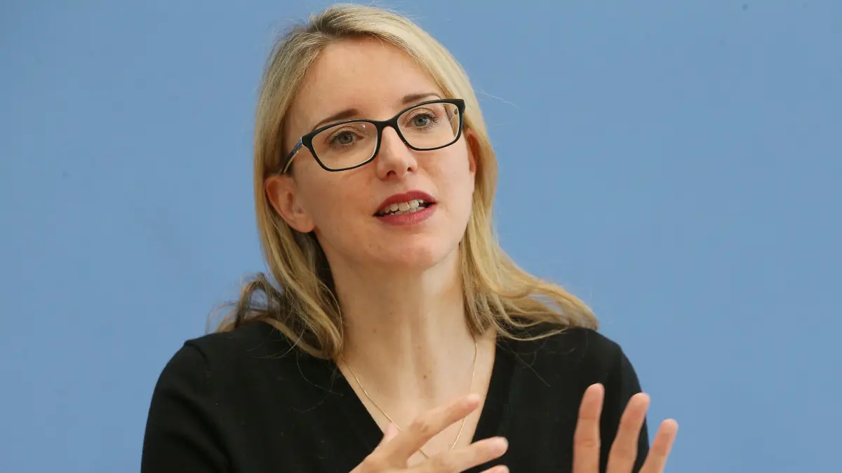 Alena Buyx, Vorsitzende des Deutschen Ethikrates, beantwortet auf einer Pressekonferenz zum Thema "Vulnerabilität und Resilienz in der Krise - Ethische Kriterien für Entscheidungen in einer Pandemie", Fragen von Journalisten. Buyx wird zum 1. Januar 2023 als Nachfolgerin von SPD-Politiker Steinbrück ins Kuratorium der Zeit-Stiftung berufen. +++ dpa-Bildfunk +++