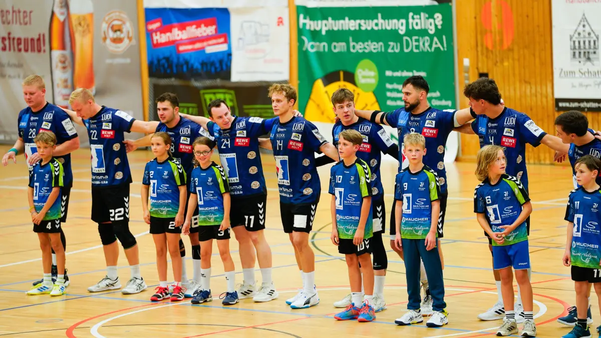 Handball-Regionalligist TSG Söflingen mit Einlaufkindern vor einer Partie.