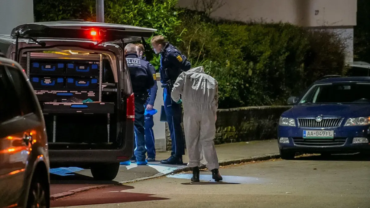 Ostfildern: Toetungsdelikt Mann toetet seine Ex Freundin - Polizei schiesst auf Taeter: LKA-BW: Gemeinsame Pressemitteilung der Staatsanwaltschaft Stuttgart und des LKA - Polizeilicher Schusswaffengebrauch im Zusammenhang mit mutmasslichem Toetungsdelikt in Ostfildern<br /><br />
<br /><br />
Stuttgart (ots)<br /><br />
<br /><br />
Nach dem Fund eines Leichnams in einer Wohnung in Ostfildern ermitteln Staatsanwaltschaft und Polizei wegen des Verdachts eines Toetungsdelikts.<br /><br />
<br /><br />
Der 36-jaehrige Tatverdaechtige soll in den spaeten Abendstunden des 23. Maerz seine 39-jaehrige Ex-Freundin getoetet haben. Die Frau wurde leblos im Schlafzimmer ihrer Wohnung in Ostfildern aufgefunden.<br /><br />
<br /><br />
Im Anschluss an die mutmassliche Tat fluechtete der Mann in seinem Fahrzeug vor hinzugerufenen Polizeibeamten, bevor er im Bereich der Neuhauser Strasse in Nellingen gestoppt wurde. Der Mann stieg dort mit einem Messer in der Hand aus seinem Wagen und lief circa 50 m von seinem Fahrzeug weg, bevor er stehen blieb. Die Streifenbeamten, die ihm gefolgt waren, forderten den Mann mehrfach auf, das Messer, welches er hochnahm, wegzulegen, was er jedoch ignorierte. Auch ein Warnschuss konnte ihn nicht dazu bewegen, die Waffe fallen zu lassen. Nach einem weiteren Schuss der Polizei, durch den der 36-Jaehrige ins Bein getroffen wurde, konnte der Mann entwaffnet werden.<br /><br />
<br /><br />
Die Beamten leiteten bis zum Eintreffen des Rettungsdienstes sofort erste Versorgungsmassnahmen ein und stellten dabei schwere Verletzungen im Brustbereich des Mannes fest, die dieser sich mutmasslich zuvor selbst mit dem Messer beigebracht hatte. Trotz der eingeleiteten Massnahmen verstarb der Mann nach seiner Einlieferung in ein Krankenhaus an diesen Verletzungen.<br /><br />
<br /><br />
Die Ermittlungen zu den Hintergruenden des Toetungsdeliktes werden durch das Polizeipraesidium Reutlingen, die zu dem polizeilichen Schusswaffengebrauch durch das Landeskriminalamt Baden-Wuerttemberg gefuehrt