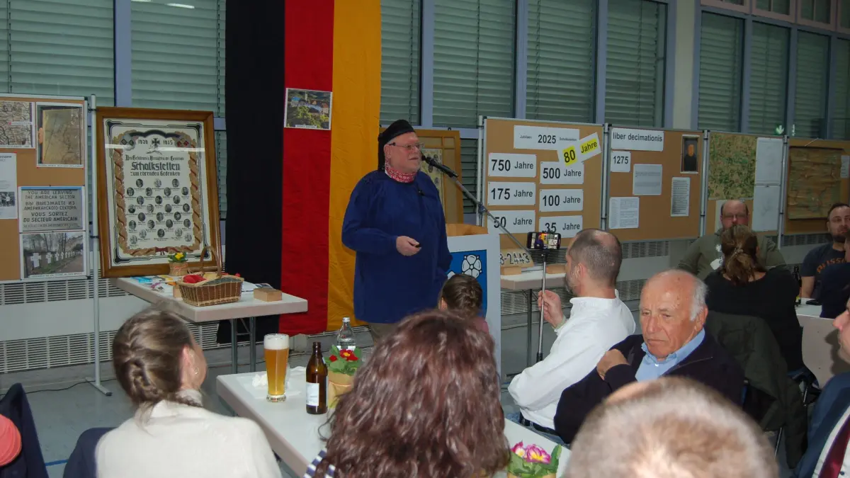 Hermann Eberhardt (im Blauhemd) ging mit seinen Zuhörern beim Jubiläumsabend auf eine spannende Zeitreise in die tausende Jahre alte Geschichte Schalkstettens.