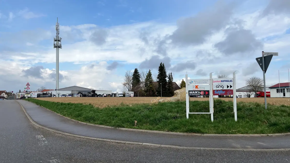 Auf dieser Brachfläche im Horber Steigle sollen ein Einkaufsmarkt und 2 Wohnblocks mit 30 Wohnungen entstehen. Rechts geht's in die Junghansstraße auf das Gelände von Martin Killing zu. Im Hintergrund ist (mit Turm) das EnBW-Gelände zu sehen, das Manfred Bok gehört.