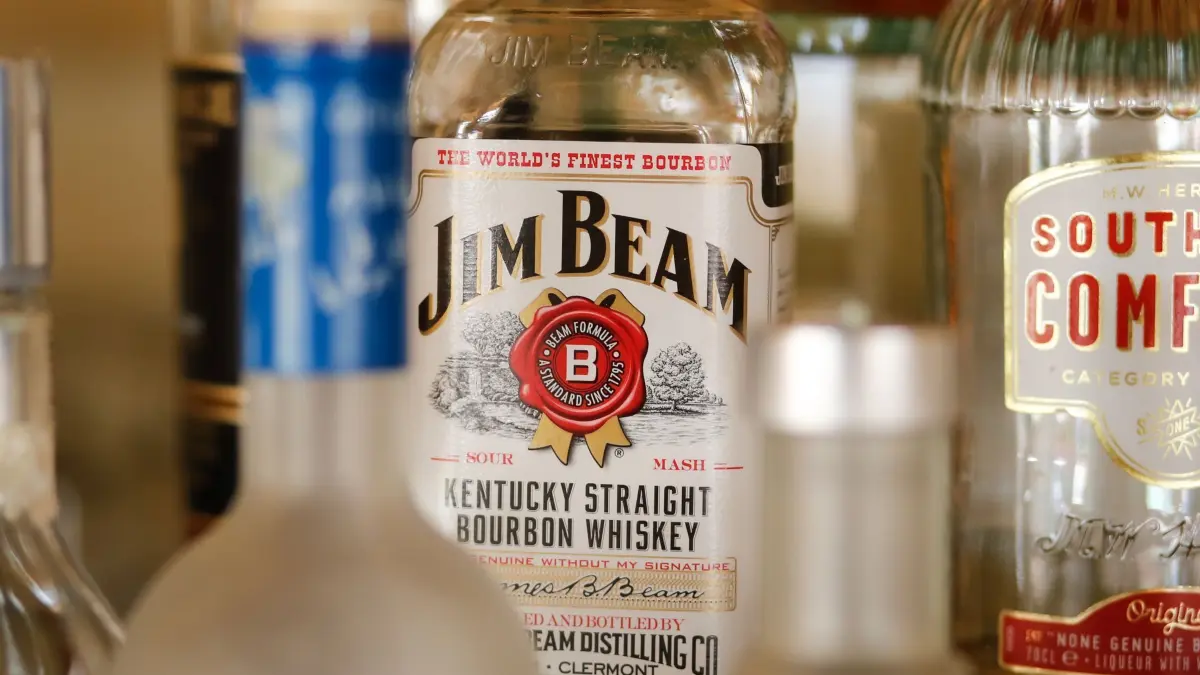 Spirituosen: ARCHIV - 31.01.2020, Ägypten, Hurghada: Eine Flasche Jim-Beam-Whiskey steht zwischen weiteren alkoholischen Getränken. (zu dpa: «EU und USA verhandeln über Zollstreit») Foto: Gerald Matzka/dpa-Zentralbild/dpa +++ dpa-Bildfunk +++