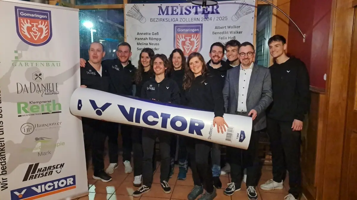 Meisterbild mit Bürgermeister (von links): Steffen Renz, Lukas Eisenmann, Sarah Roeder, Felix Heß, Annette Geß, Melina Neuss, Spielertrainer Felix Walker, Benedikt Walker, Gomaringens Bürgermeister Steffen Heß und Albert Walker.