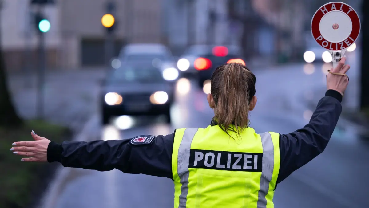 Verkehrskontrolle: ARCHIV - 22.03.2024, Brandenburg, Trebbin: Eine Polizistin winkt während einer Verkehrskontrolle an der Berliner Straße mit einer Polizeikelle ein Auto von der Straße auf den Kontrollplatz. (zu dpa: «EU-Einigung: Härtere Strafen gegen Verkehrssünder») Foto: Soeren Stache/dpa +++ dpa-Bildfunk +++