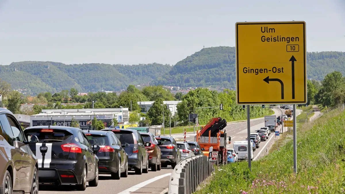 Eine Baustelle mit einseitiger Verkehrsführung auf der B10 in Kuchen verursacht einen dauerhaften Stau auf der B10 von Göppingen in Fahrtrichtung Ulm zwischen Süßen und Geislingen. Zeitweilig staute sich dort der Verkehr bis auf 4 km in Fahrtrichtung Geislingen und auf ca. zwei Kilometer Länge in der entgegengesetzten Fahrtrichtung in Geislingen. Im Bild die B10 am Ende der Ausbaustrecke bei Gingen mit Blickrichtung Geislingen.
