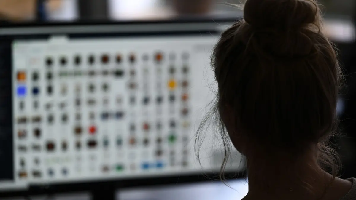 Polizeiermittlungen zu Kinderpornografie: ARCHIV - 15.04.2021, Hessen, Gießen: Eine Kriminalpolizistin sitzt in einem Büro vor einem Auswertungscomputer auf der Suche nach Kinderpornografie und Fällen von sexuellem Missbrauch. (zu dpa: «Kinderpornografie-Fallzahl seit Jahren gleichbleibend hoch») Foto: Arne Dedert/dpa +++ dpa-Bildfunk +++