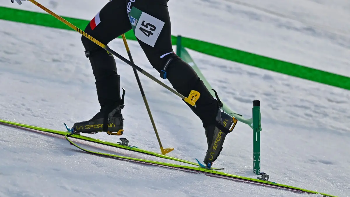 Skibergsteigen: Sprint: ARCHIV - 15.03.2025, Österreich, Schladming: Anna Majerczyk (POL) läuft beim Sprint Rennen im Rahmen des ISMF Weltcup Skibergsteigen im Planai Stadion auf der Piste. Der Weltcup zählt zur Qualifikation für die Olympischen Winterspiele 2026 in Italien. (zu dpa: «Von wegen Gipfelbrot: Skibergsteiger heiß auf Olympia-Debüt») Foto: Uwe Lein/dpa +++ dpa-Bildfunk +++