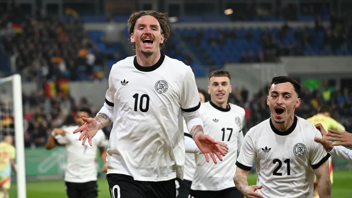 Deutschland - Spanien: 25.03.2025, Hessen, Darmstadt: Fußball, U21 Männer: Länderspiele, Deutschland - Spanien, Merck-Stadion am Böllenfalltor. Deutschlands Nick Woltemade (l) jubelt nach seinem Tor zum 1:0 mit Brajan Gruda (l-r) und Paul Nebel. Foto: Arne Dedert/dpa +++ dpa-Bildfunk +++