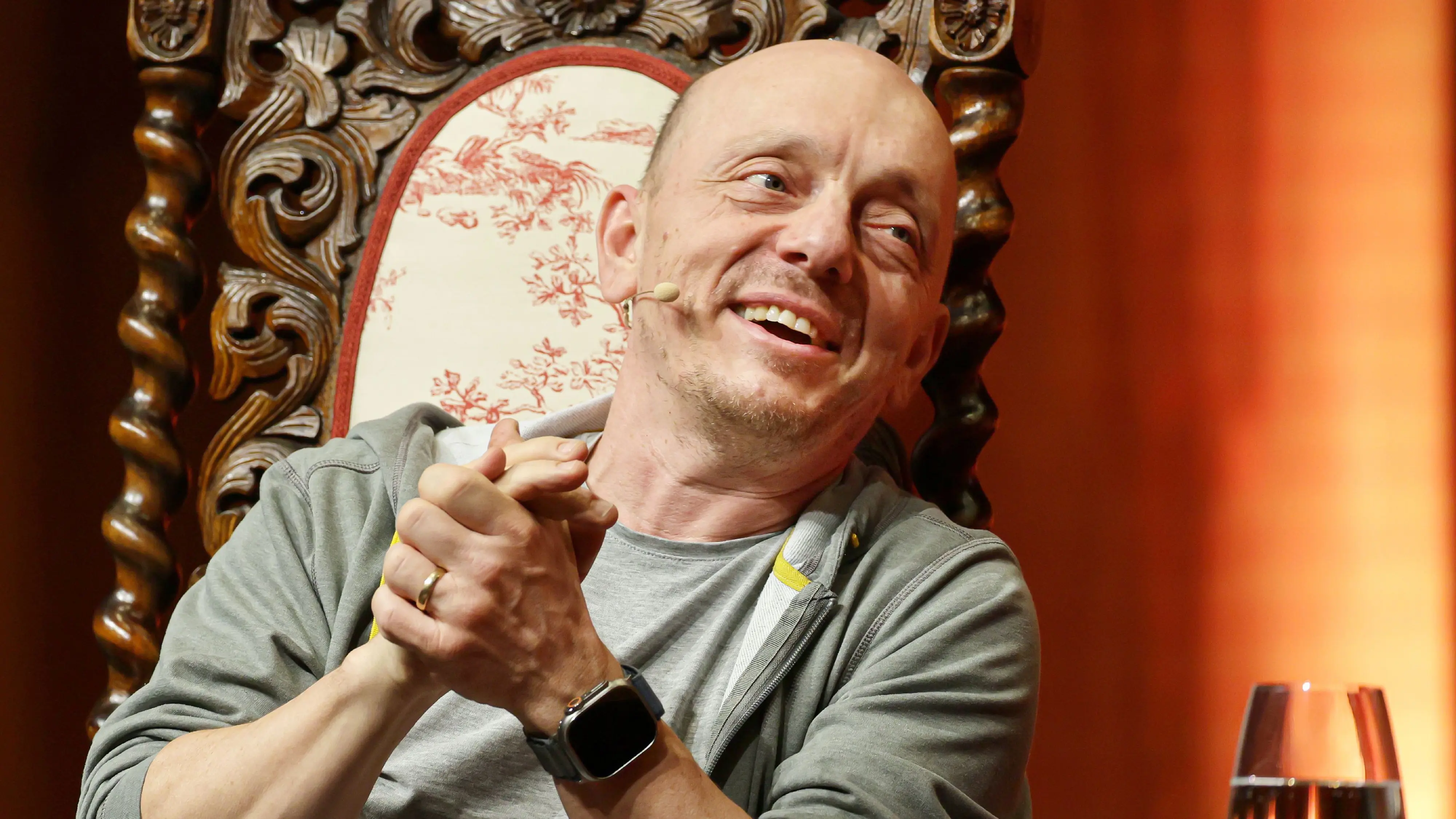 Bernhard Hoëcker talkt in Künzelsau: „Lasst andere Leute Fehler machen“ | swp.de