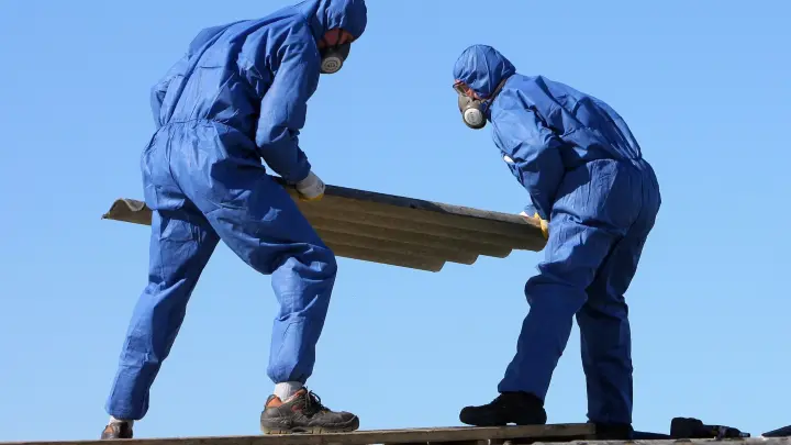 Munderkinger beobachtet Arbeiten mit Asbest – er informiert das Landratsamt