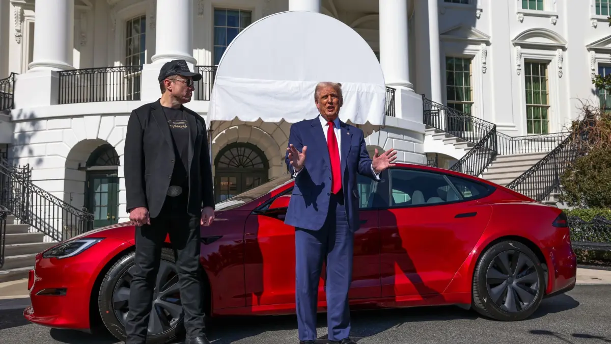 US-Präsident Donald Trump (r) und Tesla-CEO Elon Musk: ARCHIV - 11.03.2025, USA, Washington: US-Präsident Donald Trump (r) und Tesla-CEO Elon Musk sprechen zu Reportern vor einem roten Tesla Model S auf dem Südrasen des Weißen Hauses. (zu dpa: «Weißes Haus: Trump will Autoindustrie-Zölle ankündigen») Foto: -/Pool/AP/dpa +++ dpa-Bildfunk +++