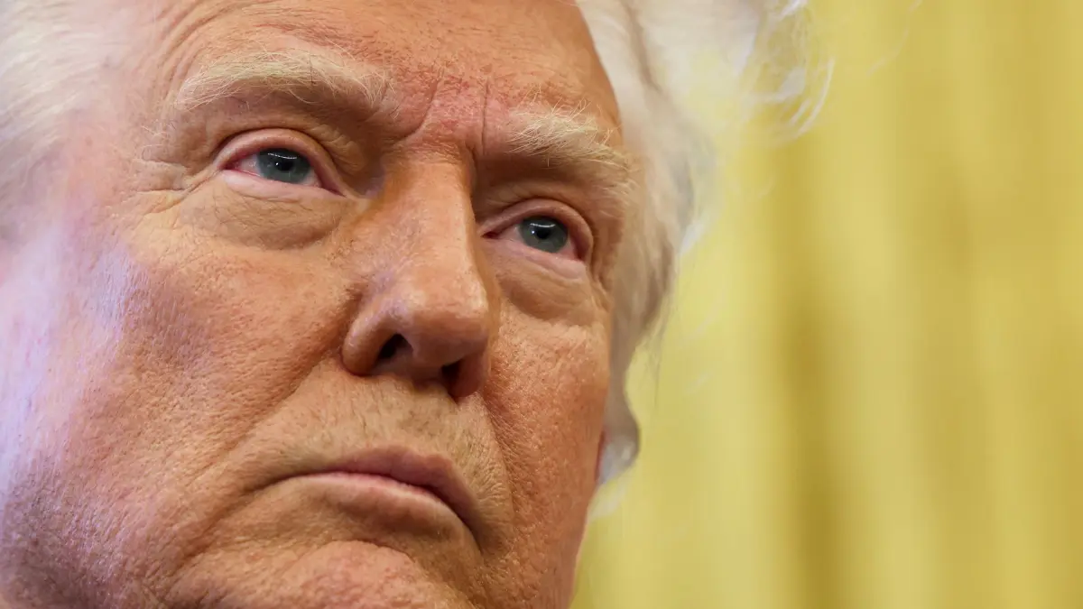 US-Präsident Trump spricht im Oval Office: 26.03.2025, USA, Washington: US-Präsident Donald Trump spricht zu Reportern im Oval Office des Weißen Hauses in Washington. Foto: Uncredited/Pool via AP/dpa +++ dpa-Bildfunk +++