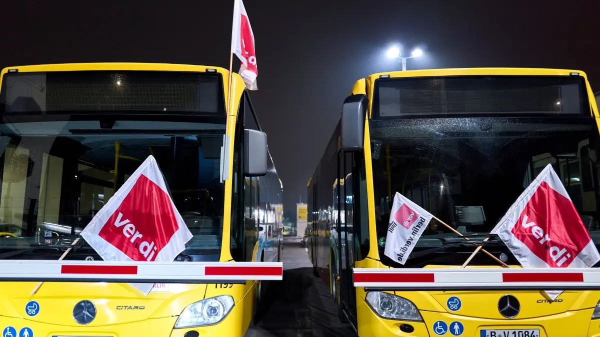 Auftakt zu zweitägigem Warnstreik bei der BVG: 26.03.2025, Berlin: Auftakt zu zweitägigem Warnstreik bei den Berliner Verkehrsbetrieben, Busse und Bahnen bleiben im Bus- und Straßenbahndepot in der Siegfriedstraße, Berlin. Foto: Michael Ukas/dpa +++ dpa-Bildfunk +++