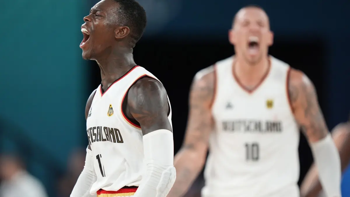 Dennis Schröder: ARCHIV - 06.08.2024, Frankreich, Paris: Olympia, Paris 2024, Basketball, Deutschland - Griechenland, Finalrunde, Viertelfinale, Deutschlands Dennis Schröder (l) und Daniel Theis jubeln. (zu dpa: «Wo spielt der Weltmeister? Basketball-EM wird ausgelost») Foto: Marcus Brandt/dpa +++ dpa-Bildfunk +++