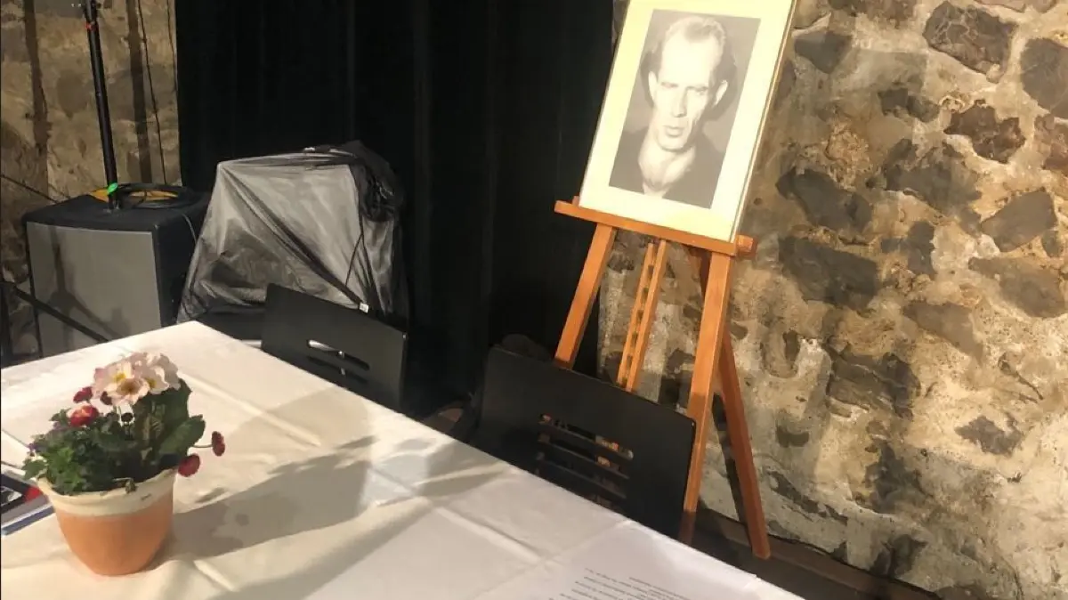 Am Tisch im Klostersaal, vor einem Porträt des verstorbenen Bruno Gröning, berichtete Alexandra Mayer aus Rottweil, wie Heilströme sie geheilt hätten.