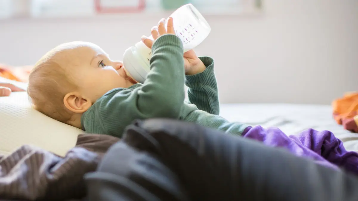 Kleinkind mit Flasche: ILLUSTRATION - Aufgrund der möglichen leberschädigenden Eigenschaften durch Estragol raten Mediziner davon ab, Babys und Kleinkindern Fencheltee zu geben. (zu dpa: «Kräutertees für Babys im Test: Das Problem mit dem Estragol») Foto: Christin Klose/dpa-mag - ACHTUNG: Nur zur redaktionellen Verwendung im Zusammenhang mit dem genannten Text - Honorarfrei nur für Bezieher des Dienstes dpa-Magazin +++ dpa-Magazin +++