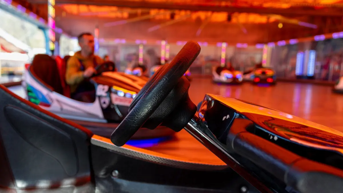 Würzburger Frühjahrsvolksfest - Presserundgang: PRODUKTION - 27.03.2025, Bayern, Würzburg: Erste Besucher fahren in Distel's Autoscooter beim Presserundgang über das Würzburger Frühjahrsvolksfest. Foto: Heiko Becker/dpa +++ dpa-Bildfunk +++