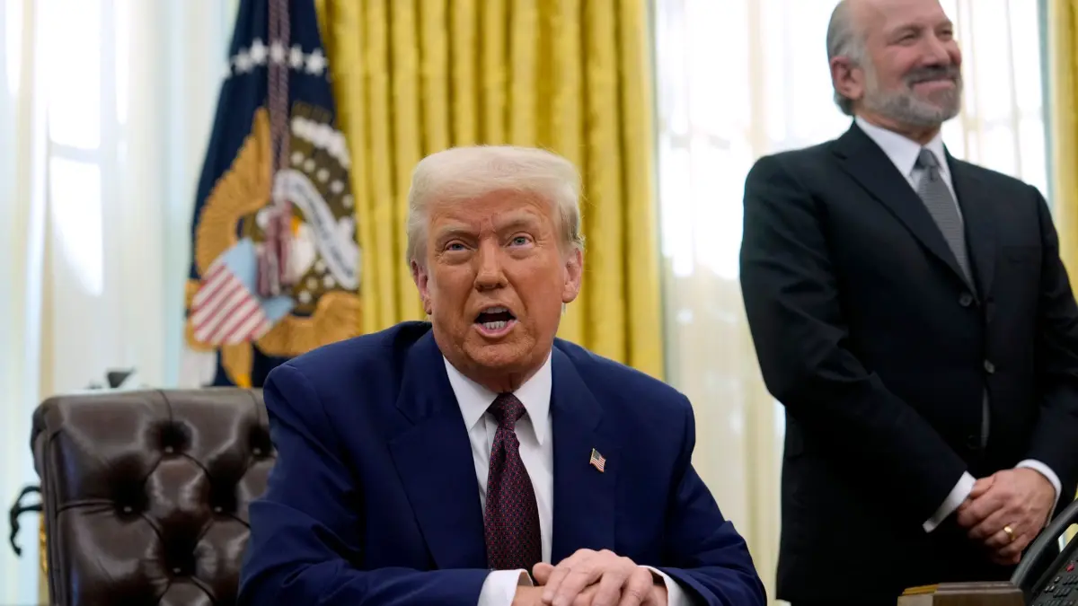 Trump bringt neue Zölle auf den Weg: ARCHIV - 13.02.2025, USA, Washington: US-Präsident Donald Trump spricht zu Reportern, während der designierte Handelsminister Howard Lutnick zuhört im Oval Office des Weißen Hauses. Trump bringt eine neue Runde weitreichender Zölle auf den Weg. (zu dpa: «Mehrheit in Deutschland für Gegenzölle auf US-Güter») Foto: Ben Curtis/AP/dpa +++ dpa-Bildfunk +++