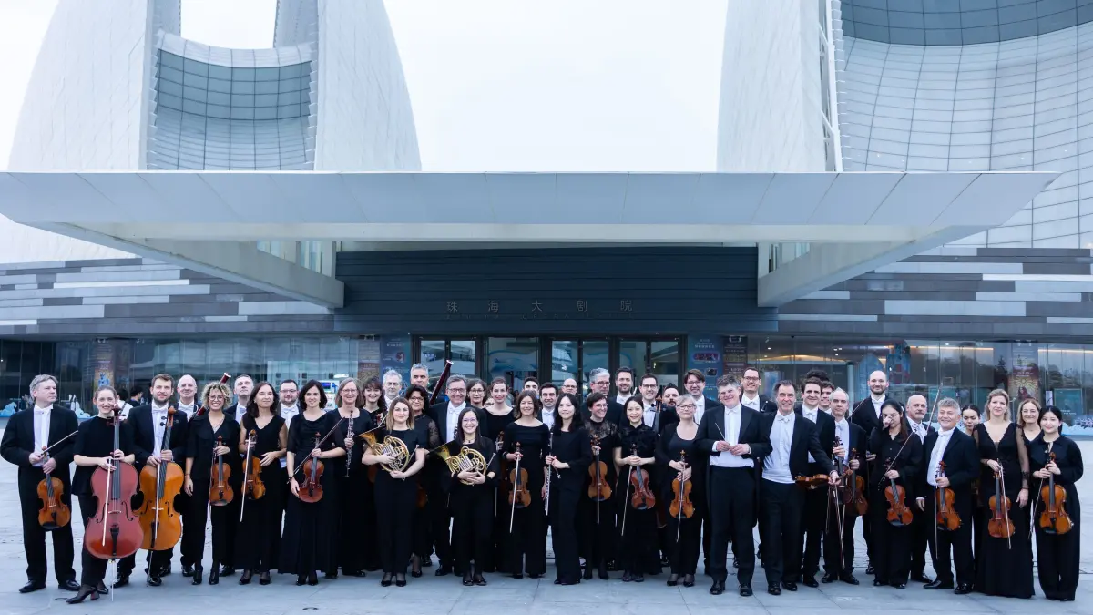 Stuttgarter Philharmoniker vor dem Operngebäude in Zhuhai, China