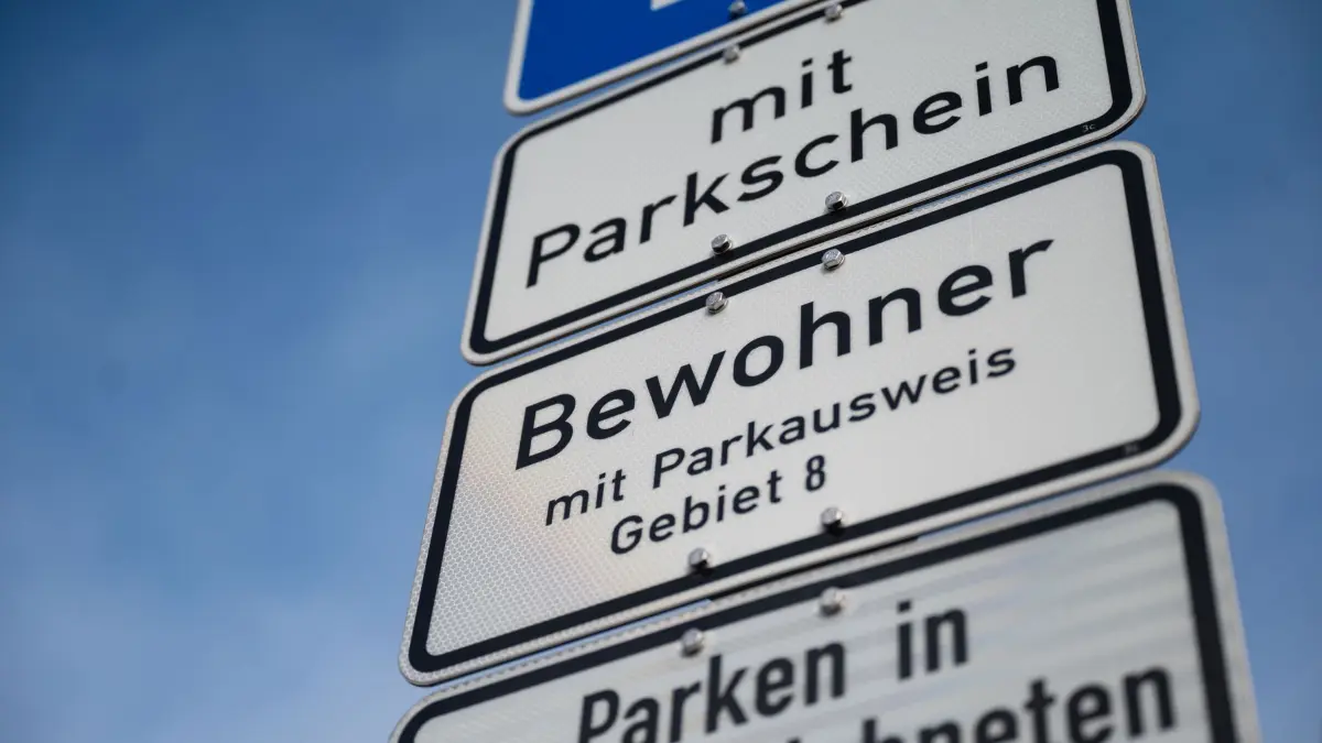 Anwohnerparken: ARCHIV - 28.12.2021, Baden-Württemberg, Tübingen: Ein Schild weist auf ein bewirtschaftetes Parkgebiet hin. Die Menschen, die in dieser Straße wohnen, dürfen dort parken. (zu dpa: «Nachts in die Tiefgarage: Neues Angebot in Mainz») Foto: Marijan Murat/dpa +++ dpa-Bildfunk +++