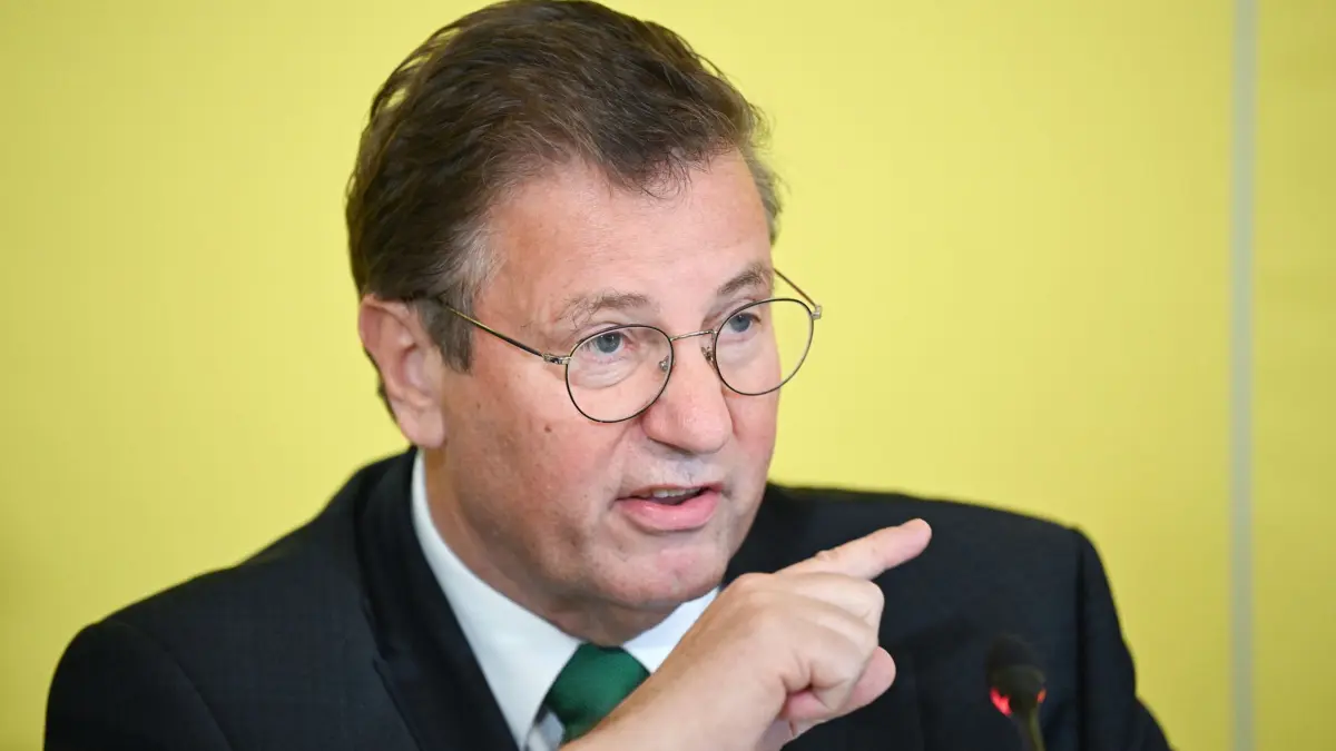 Abschluss Agrarministerkonferenz: 28.03.2025, Baden-Württemberg, Baden-Baden: Peter Hauk (CDU, Agrarminister von Baden-Württemberg), spricht bei der Abschluß-Pressekonferenz der Agrarministerkonferenz. Die Konferenz der Agrarministerinnen und - minister sowie der Agrarsenatorinnen und -senatoren des Bundes und der Länder findet unter dem Vorsitz Baden-Württembergs statt. Foto: Bernd Weißbrod/dpa +++ dpa-Bildfunk +++