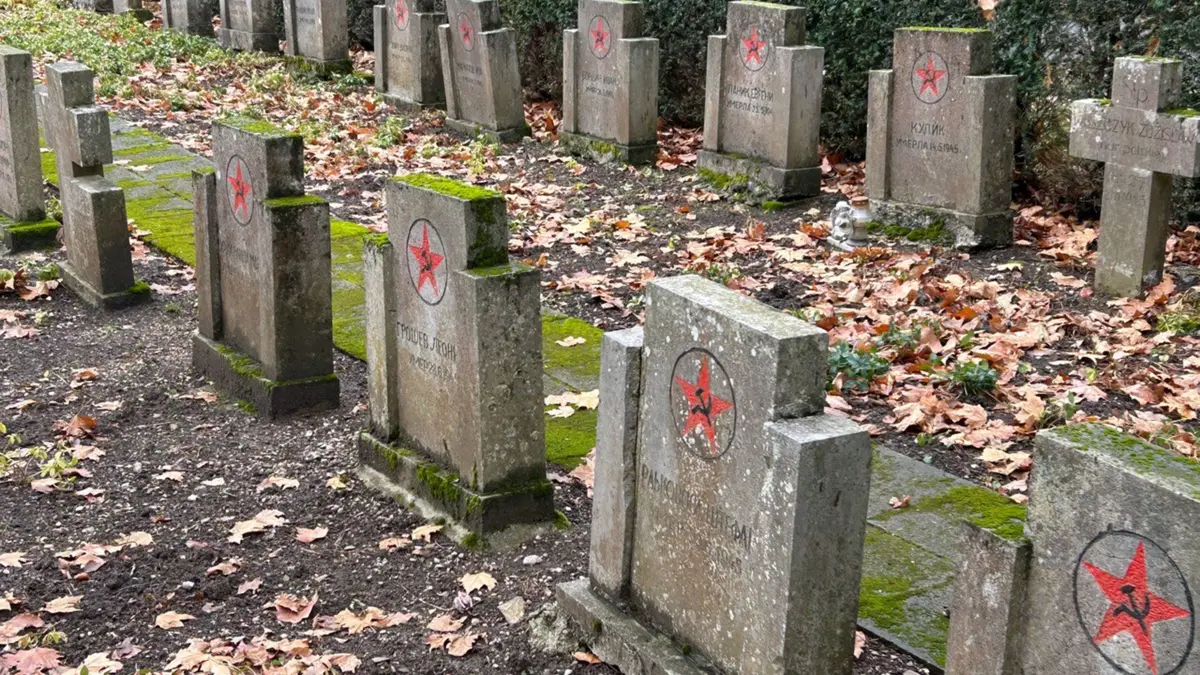 Reihengräber, die auffallen: 67 Zwangsarbeiter, die während oder unmittelbar nach Ende der Nazi-Diktaturin Göppingen gestorben sind, fanden ihre letzte Ruhestätte in einer separaten Abteilung am südlichen Rand des Göppinger Friedhofs.