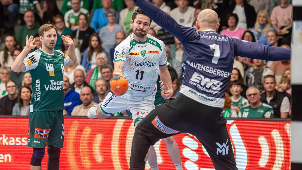 Frisch Auf Goeppingen vs. SC DHfK Leipzig, Handball, 1. Bundesliga, Herren, Spielzeit 2024/2025, 28.03.2025: Lukas Binder (SC DHfK Leipzig, #11) im Duell mit Bart Ravensbergen (Frisch Auf Goeppingen, #01), Frisch Auf Goeppingen vs. SC DHfK Leipzig, Handball, 1. Bundesliga, Herren, Spielzeit 2024/2025, 28.03.2025,
Foto: EIBNER/Michael Schmidt