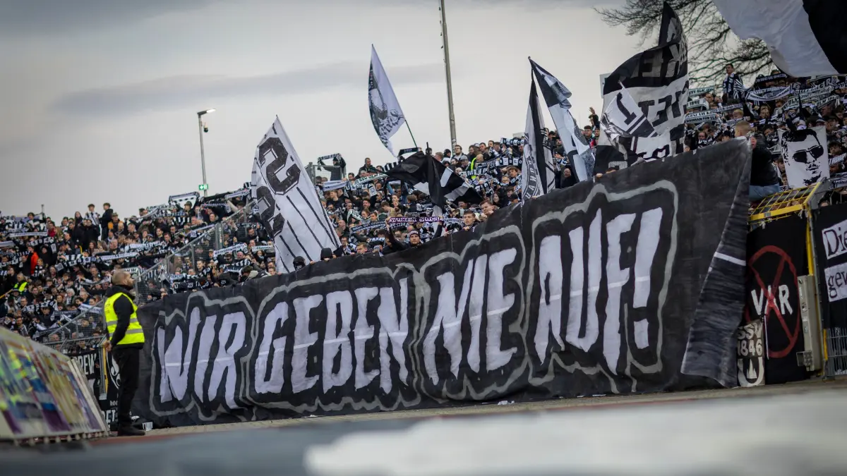 Fußball, SSV Ulm: Das war das Freitagabend-Heimspiel gegen Darmstadt. Wir geben nie auf! Fans.