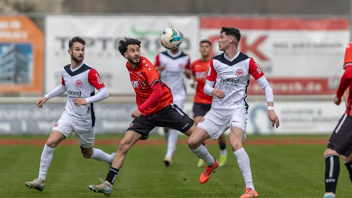 GER, 1. Goeppinger SV vs. Eintracht Frankfurt II, Fussball, Regionalliga SW, 26. Spieltag, Saison 2024/2025, 29.03.2025: Zweikampf zwischen Berk Yalman (1. Goeppinger SV #03) und Marcel Wenig (Eintracht Frankfurt #28),
GER, 1. Goeppinger SV vs. Eintracht Frankfurt II, Fussball, Regionalliga SW, 26. Spieltag, Saison 2024/2025, 29.03.2025,
Foto: Eibner-Pressefoto/Jani Pless