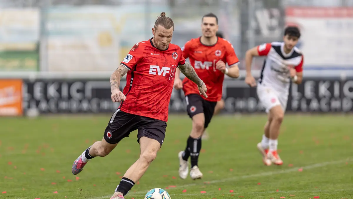 Kevin Dicklhuber (1. Goeppinger SV #30) dribbelt den Ball,
GER, 1. Goeppinger SV vs. Eintracht Frankfurt II, Fussball, Regionalliga SW, 26. Spieltag, Saison 2024/2025, 29.03.2025,
Foto: Eibner-Pressefoto/Jani Pless