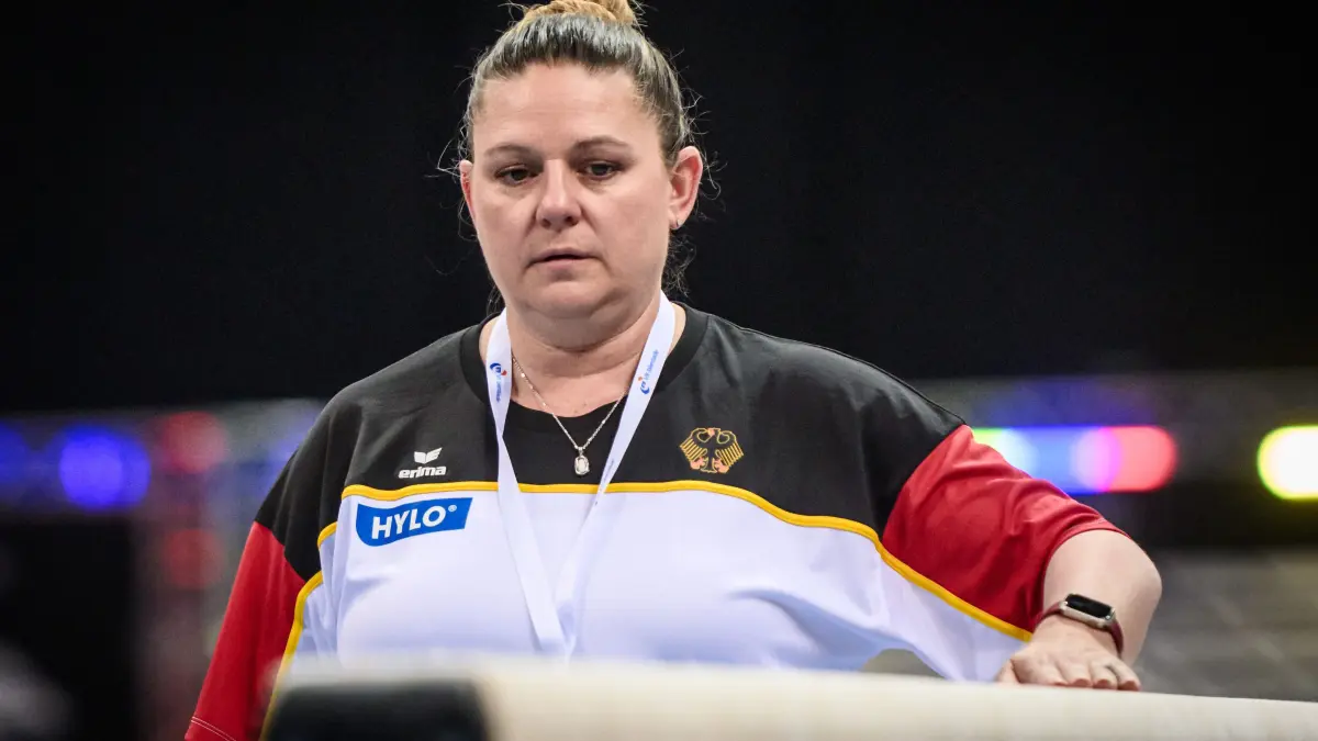 40. EnBW DTB Pokal, 29.03.2025, Stuttgart (Porsche Arena), GER: Aimee Boorman (Trainerin in Stuttgart / Ex-Trainerin von Simone Biles) prueft das Geraet Schwebebalken vor dem Einsatz / 40. EnBW DTB Pokal, 29.03.2025, Stuttgart (Porsche Arena), GER
Foto: Eibner/Sandy Dinkelacker