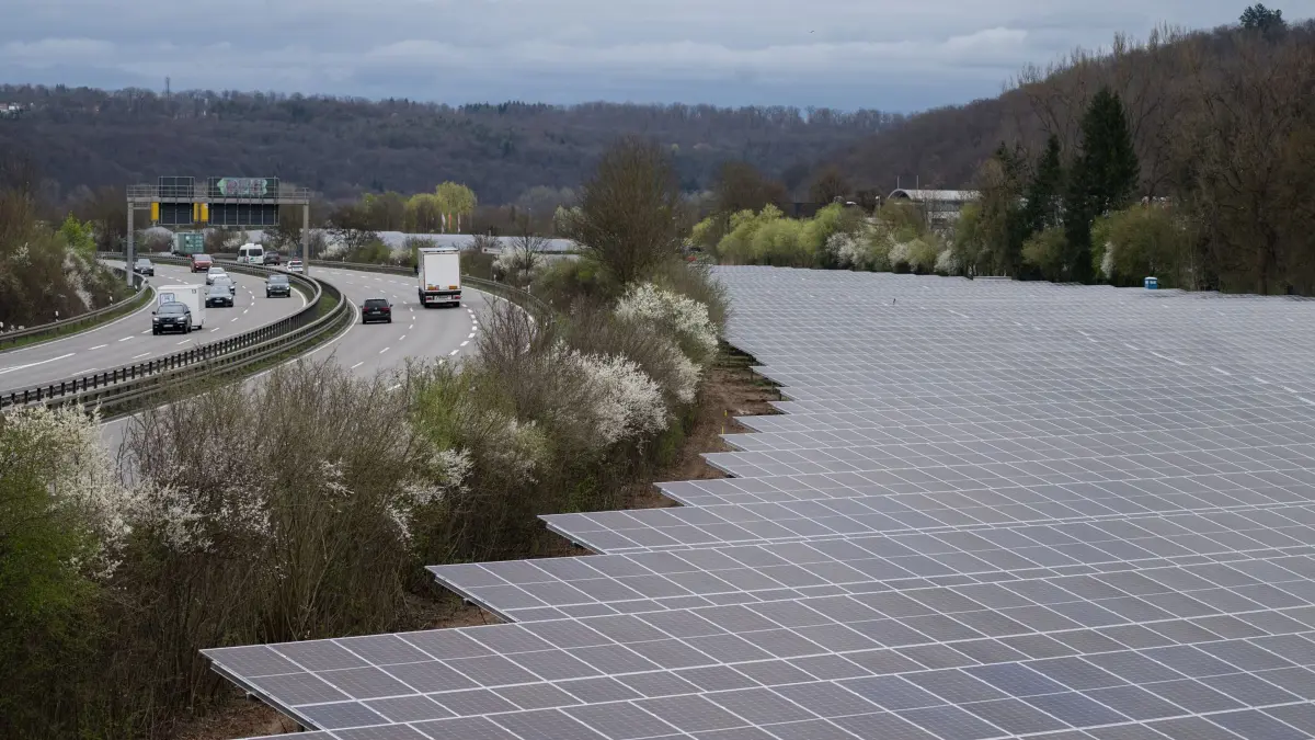 Solarpark Traufwiesen: ARCHIV - 27.03.2024, Baden-Württemberg, Tübingen: Solarpaneele sind im Solarpark Traufwiesen neben der B27 zu sehen. (zu dpa: «Stromausfälle durch zu viel Photovoltaik?») Foto: Marijan Murat/dpa +++ dpa-Bildfunk +++