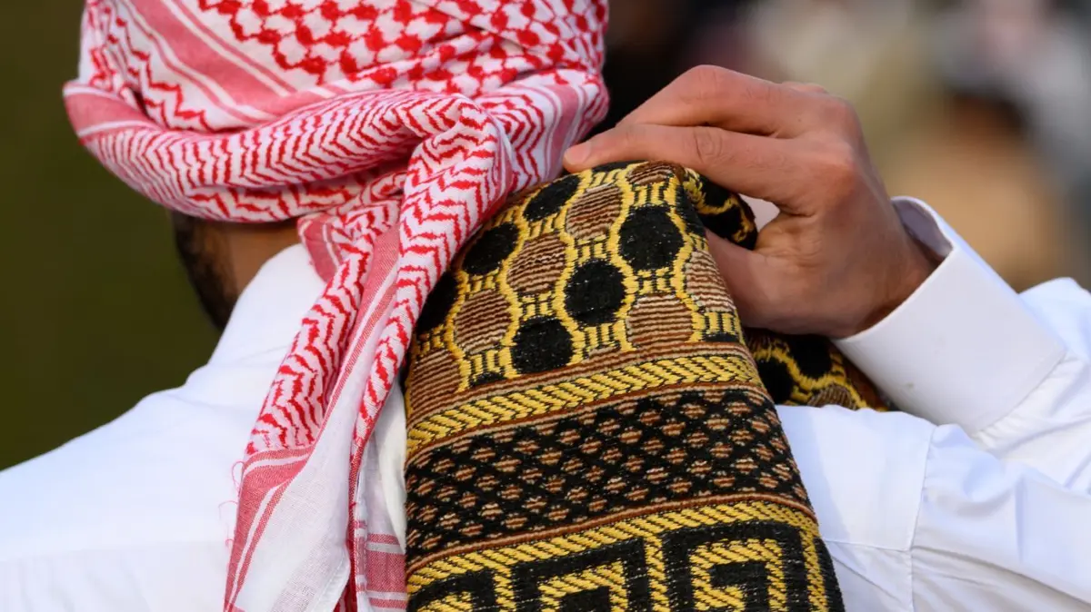 Festgebet zum Ende des Ramadan - Sachsen-Anhalt: 30.03.2025, Sachsen-Anhalt, Halle (Saale): Ein Mann trägt seinen Gebetsteppich in einem Stadion in Halle/Saale auf der Schulter. Tausende Muslime versammeln sich hier zu einem Festgebet. Mit dem Beginn des Zuckerfestes, das anschließend in der Moschee der Islamischen Gemeinde gefeiert wurde, endet der Fastenmonat Ramadan. Das im Arabischen Eid al-Fitr genannte Fest ist eines der wichtigsten Feste im Islam. Vor allem Kinder bekommen Geschenke und Süßigkeiten. Gläubige Muslime verzichten im Ramadan von der Morgendämmerung bis zum Sonnenuntergang auf Essen, Trinken, Rauchen und Sex. Abends kommen sie häufig zum gemeinsamen Fastenbrechen zusammen. Das Fasten während des Ramadans ist eine der fünf Säulen des Islam. Foto: Hendrik Schmidt/dpa +++ dpa-Bildfunk +++