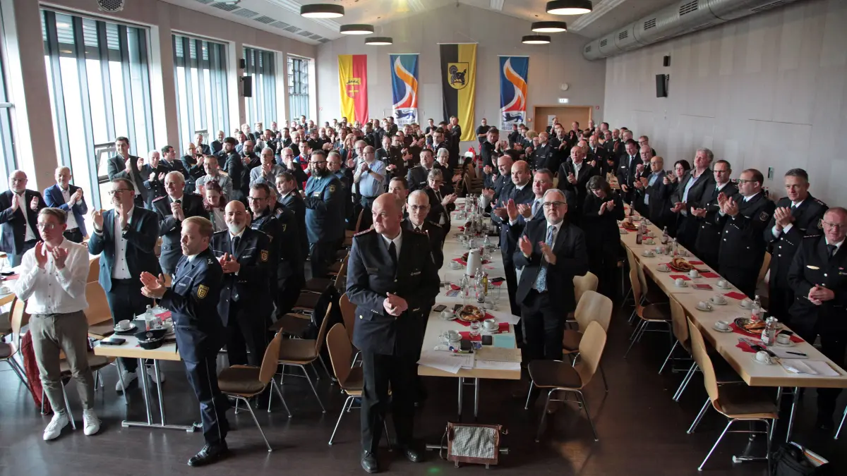 Kreisbrandmeister Frank Jahraus wurde mit stehenden Ovationen verabschiedet.