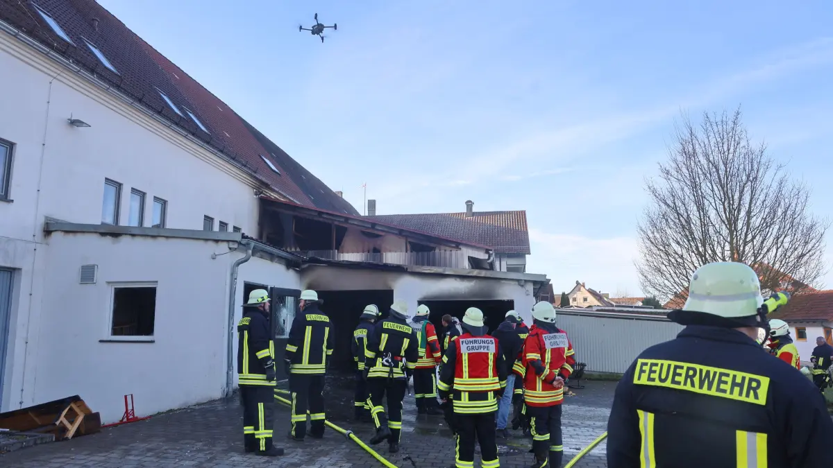 Feuerwehr löscht Brand in Bernstadt.