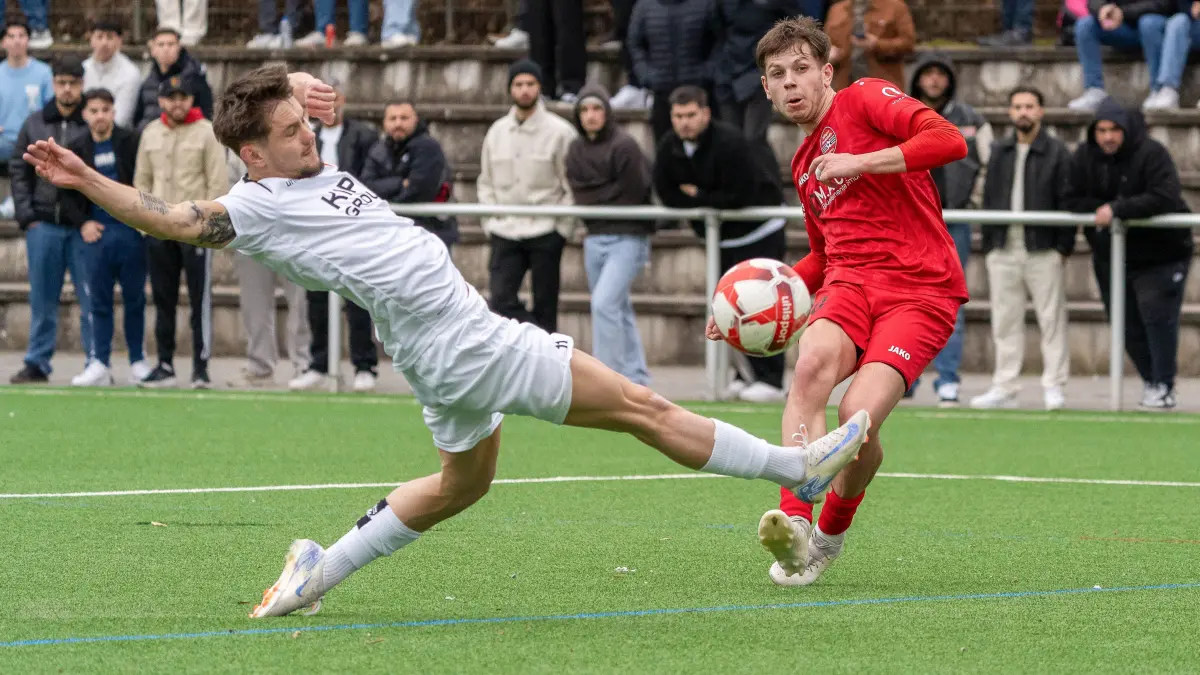 Den Torschuss von Mert Okar (Türkspor Neckarsulm) kann FCH-Spieler Lars Czerwonka (links) in dieser Szene nicht verhindern.
