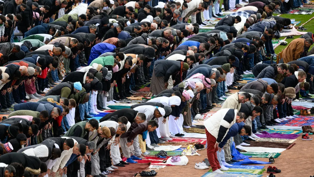 Festgebet zum Ende des Ramadan - Sachsen-Anhalt: 30.03.2025, Sachsen-Anhalt, Halle (Saale): Tausende Muslime versammeln sich in einem Stadion in Halle/Saale zu einem Festgebet. Mit dem Beginn des Zuckerfestes, das anschließend in der Moschee der Islamischen Gemeinde gefeiert wurde, endet der Fastenmonat Ramadan. Das im Arabischen Eid al-Fitr genannte Fest ist eines der wichtigsten Feste im Islam. Vor allem Kinder bekommen Geschenke und Süßigkeiten. Gläubige Muslime verzichten im Ramadan von der Morgendämmerung bis zum Sonnenuntergang auf Essen, Trinken, Rauchen und Sex. Abends kommen sie häufig zum gemeinsamen Fastenbrechen zusammen. Das Fasten während des Ramadans ist eine der fünf Säulen des Islam. Foto: Hendrik Schmidt/dpa +++ dpa-Bildfunk +++